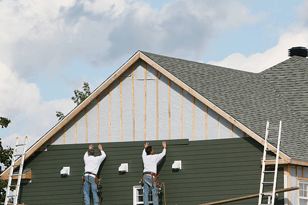 Professional Vinyl Siding technician working in Indianola, WA
